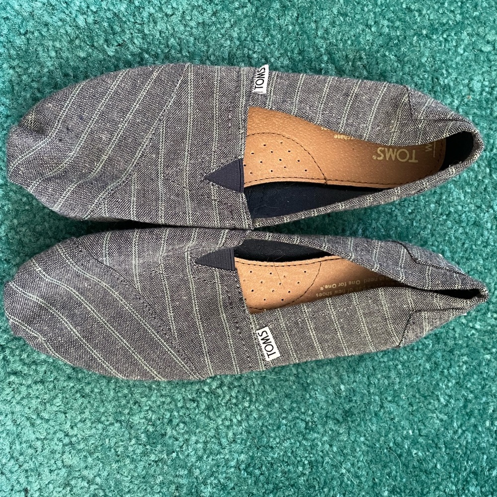 Gray patterned Toms slip ons, never been worn size 7